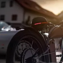 Kask miejski 57-61cm światła LED czujnik upadku SOS czarny