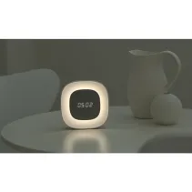 Wielofunkcyjny budzik z regulowanym światłem nocnym