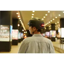 Kask miejski 54-58cm światła LED czujnik upadku SOS czarny