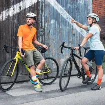 Kask szosowy 54-58cm światła LED czujnik upadku SOS miętowy