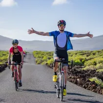 Kask szosowy Bluetooth 55-61cm LED/SOS/Intercom czerwony